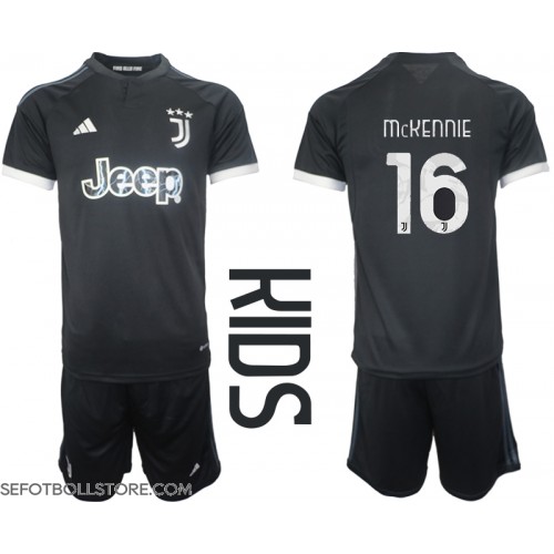 Juventus Weston McKennie #16 Replika babykläder Tredjeställ Barn 2023-24 Kortärmad (+ korta byxor)